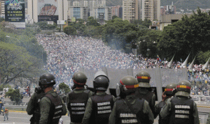 بالصور… آلاف المتظاهرين في كراكاس والشرطة تطلق الغاز المسيل