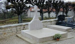 تعرض مقبرة شارل ديغول في فرنسا للتخريب