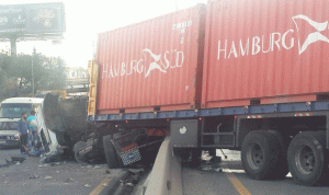 بالصور… إنقلاب شاحنة على أوتوستراد نهر إبراهيم