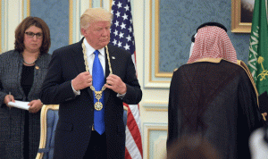 بالصور والفيديو… الملك سلمان يقلّد ترامب أرفع وسام في المملكة