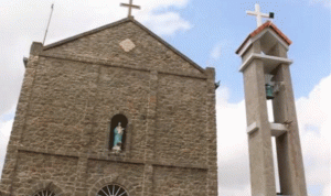 بالفيديو… لحظة تعرّض كنيسة السيدة في منجز للسرقة