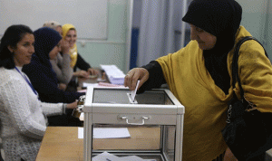 الجزائريون ينتخبون برلماناً جديداً وسط عزوف الناخبين