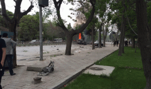 بالصور… انفجار كبير قرب السفارة الأميركية في كابول