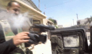 بالفيديو… نجاة مصوّر بأعجوبة من رصاصة قناص داعشي!