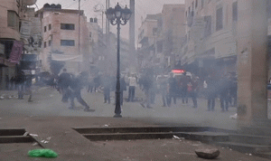 الجيش الإسرائيلي يطلق قنابل الغاز على المتضامنين مع الأسرى