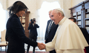 بالفيديو… البابا يمازح زوجة ترامب
