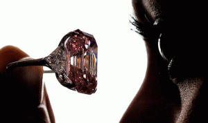 الماس الوردي… الحجر الكريم المفضل لأثرياء العالم