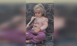 بالفيديو… طفلة تدخن “الأرجيلة” بمساعدة والدتها