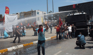 الشرطة التركية تفرّق مظاهرة “العمال” بقنابل الغاز