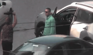 بالفيديو… ضربته بـ”عفريت السيارة”!