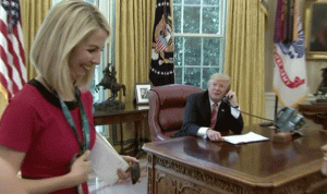 بالفيديو… ترامب يقطع مكالمة هاتفية ويغازل صحفية
