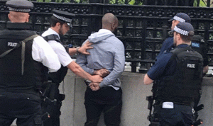 بالصور… إعتقال رجل يحمل سكيناً قرب البرلمان في لندن