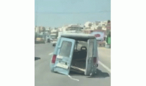 بالفيديو… سيارة بـ”دولابين” على طريق جبيل!