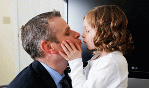 هل يجوز تقبيل الأطفال على أفواههم؟