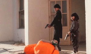 بالصور.. داعش يجند أطفالاً في إعدامات دموية بأفغانستان