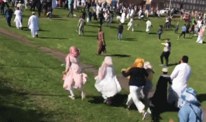 بالفيديو… لحظة الهجوم بسيّارة على مسلمين يحتفلون بالعيد في بريطانيا