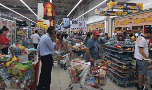 تهافت على شراء المواد الغذائية في قطر