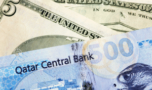 الريال القطري ينخفض مقابل الدولار
