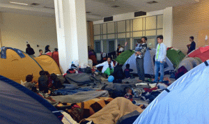 اليونان تزيل مخيماً موقتاً للاجئين في مطار أثينا القديم