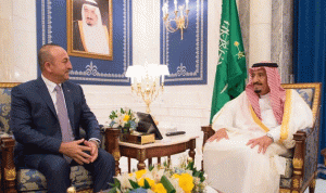 العاهل السعودي يبحث مع وزير الخارجية التركي الازمة الخليجية