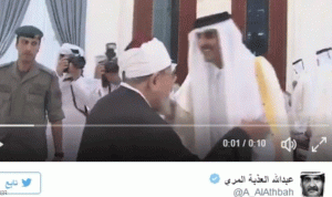 حذف فيديو تقبيل أمير قطر رأس القرضاوي يثير علامات استفهام