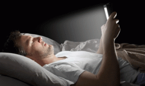 تصفح الهاتف الذكي قبل النوم… له مضار كبيرة