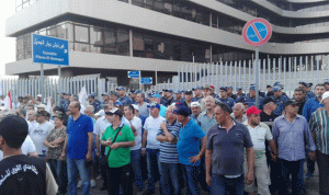 العسكريون المتقاعدون يطوقون مبنى الـ”TVA” إحتجاجاً