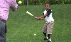 إنجاز مذهل… طفل يلعب البيسبول بيدين مزرعوتين