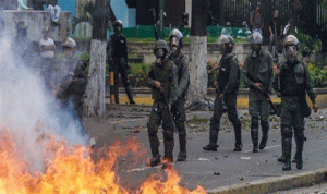 الشرطة الفنزويلية تطلق الغاز المسيل للدموع لتفريق معارضين