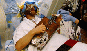 بالفيديو… عزف على الغيتار أثناء خضوعه لعملية جراحية!