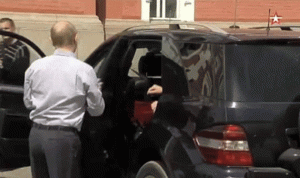 بالفيديو.. من هي السيدة التي يخفيها بوتين في سيارته؟