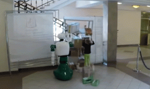 بالفيديو… روبوت ينقذ طفلة من السقوط!