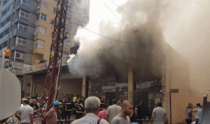 بالصور والفيديو… حريق كبير في محل للمفروشات في طرابلس