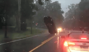 بالفيديو… سيارة تقف في الهواء من قوة العاصفة!!