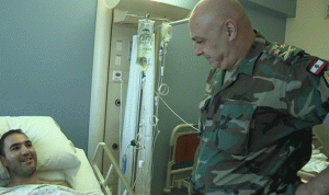 بالصور والفيديو… قائد الجيش تفقد الجرحى العسكريين