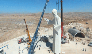 بالصور… رفع أكبر تمثال لمار شربل في فاريا