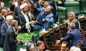 “سيلفي” النواب الإيرانيين مع موغريني يشعل طهران (بالصور)