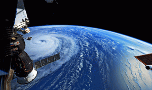 أقوى عاصفة على الأرض تصل الى اليابان… وهكذا تبدو من الفضاء (بالصور)