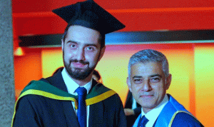 وصل الى لندن لاجئا وأصبح اليوم طبيبا