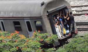 خروج عربة قطار عن القضبان في مصر (صورة)
