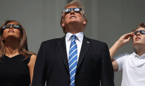 بالصور والفيديو… ترامب والاميركيون يراقبون الكسوف الكلي للشمس!