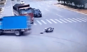 بالفيديو… سائق دراجة ينجو بأعجوبة بعد اصطدامه بسيارتين على توالي