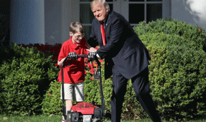 بالصور والفيديو… ترامب يوظف ابن الـ11 عاماً في البيت الأبيض