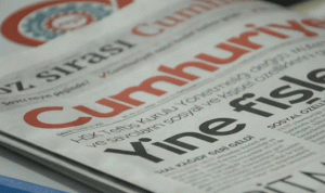 محكمة تركية تبقي مجموعة من العاملين في صحيفة جمهورييت قيد التوقيف