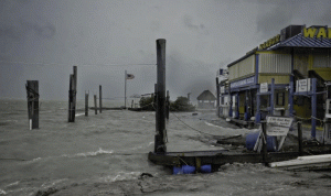 عواصف عاتية تضرب جنوب فلوريدا مع اقتراب “إيرما”