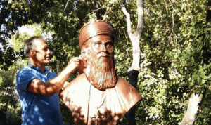رفع تمثال البطريرك حجولا في حديقة البطاركة تحضيرا لاحتفال الاثنين