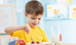 على الأطفال تناول الإفطار… وإلا قلوبهم بخطر
