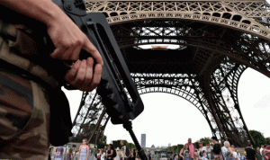 الشرطة الفرنسية تعتقل رجلا قرب برج إيفل