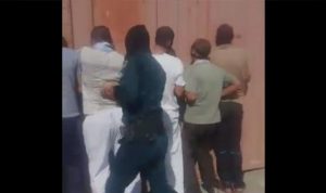 بالفيديو… الأمن الإيراني يعذّب أهوازيين ويجبرهم على “العواء”