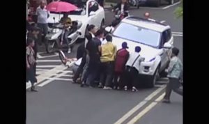 بالفيديو… إنقاذ جماعي لطفل من تحت سيارة